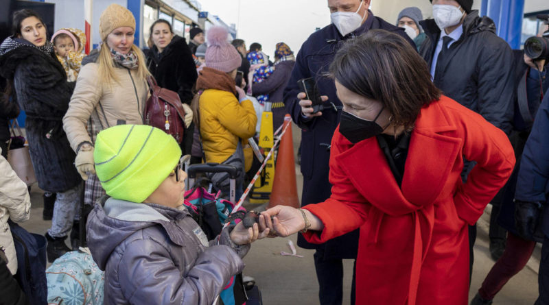 Ein Spiegel-Reporter, Baerbock und das Tأ¤tscheln von Kinderkأ¶pfen â€” RT DE