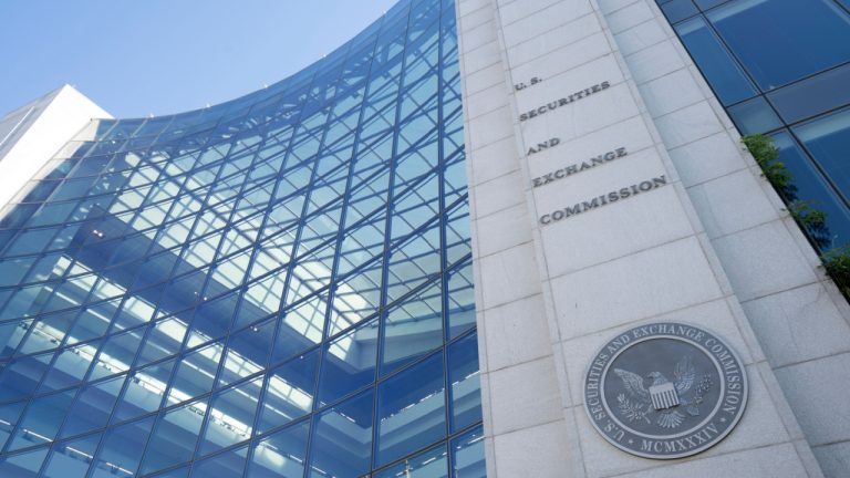 Former SEC Chief Talks Dismantling of Crypto Enforcement: ‘C’est La Vie and to the Moon’