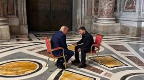 Lip reader reveals Trump’s Vatican demand to Macron — RT World News Lip-reader-reveals-Trumps-Vatican-demand-to-Macron-—-RT.jpg