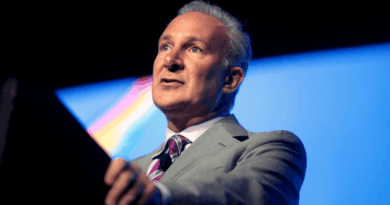 Peter-Schiff-Sounds-the-Alarm-Bitcoins-Rise-Is-a-‘Distraction.png