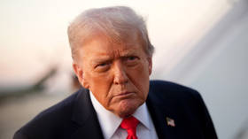 Trump hits Canada with new tariffs over ‘fraudulent’ ad — RT World News